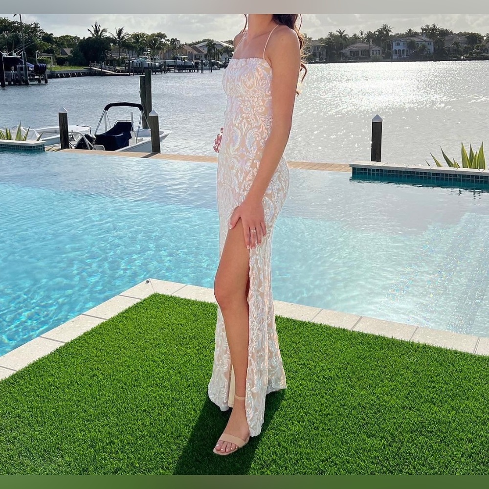 BEAUTIFUL AND FLATTERING prom dress - small